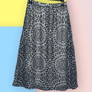 This GAP sz S maxi skirt is lightweight polyester for true flow and flounce EUC